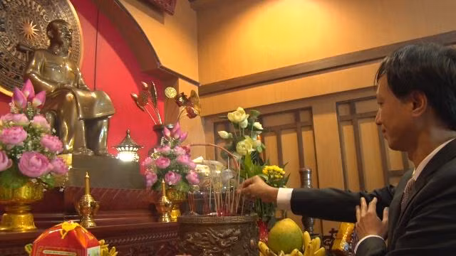 越南驻泰国大使阮必成同越侨代表敬香缅怀胡志明主席（图片来源：人民报）