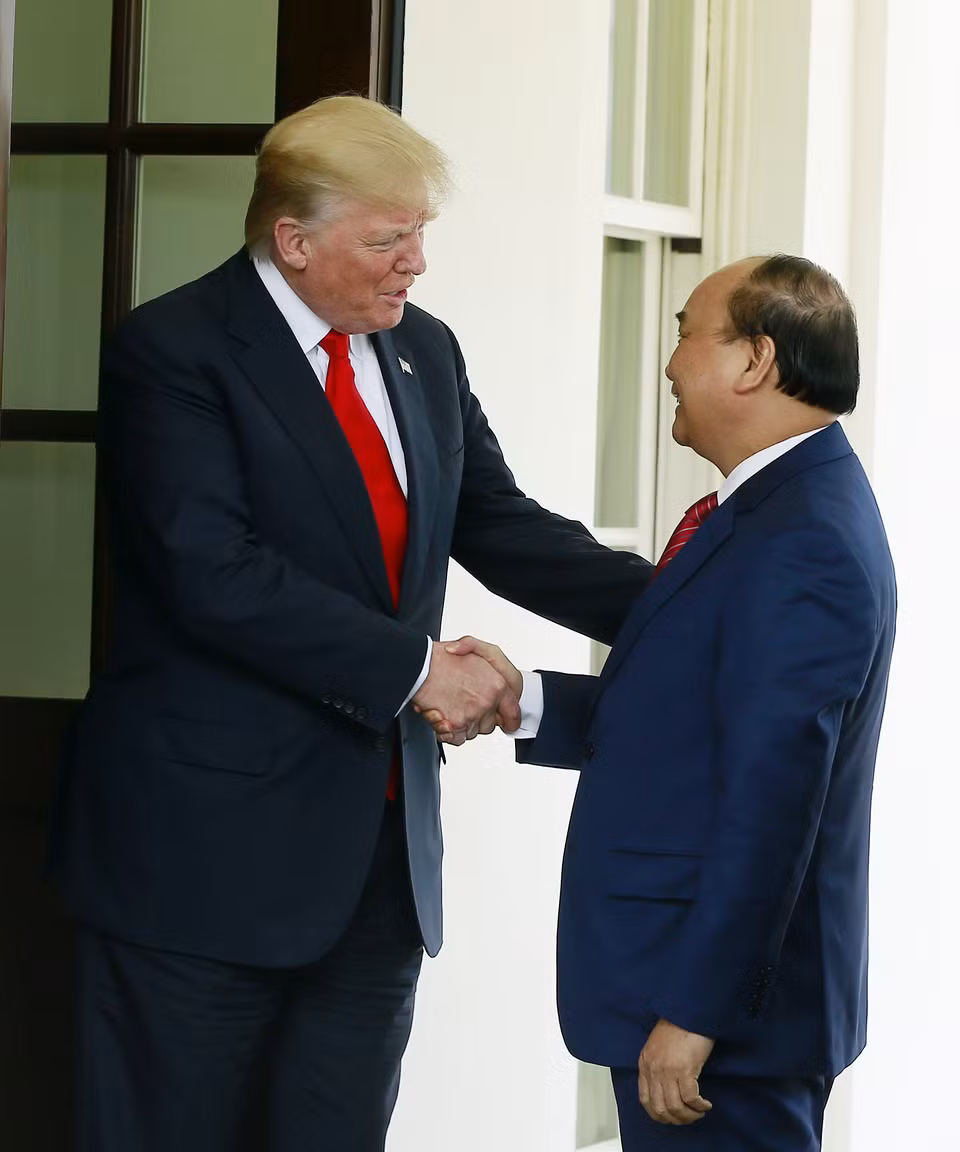 在举行会谈之前，特朗普在白宫西门亲自迎接阮春福。（图片来源：越通社）