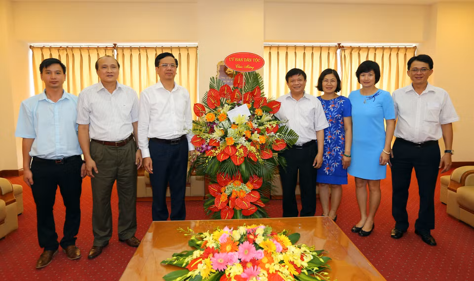 前来祝贺的民族委员会代表团。（图片来源：越通社）