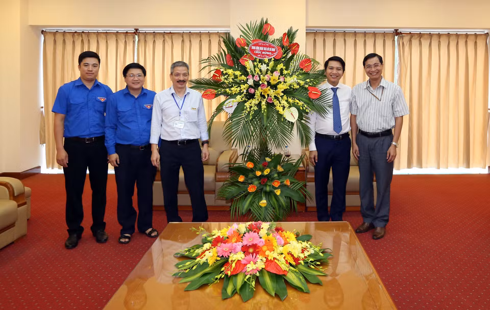  前来祝贺的胡志明共青团代表团。（图片来源：越通社）