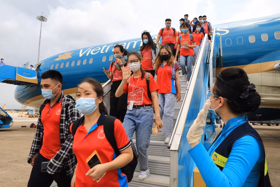 11点，河内医科大学350名师生抵达新山一机场。越通社记者 成达 摄