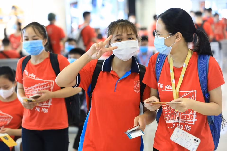大学生们在前往平阳省之前的可爱画面。越通社记者 成达 摄