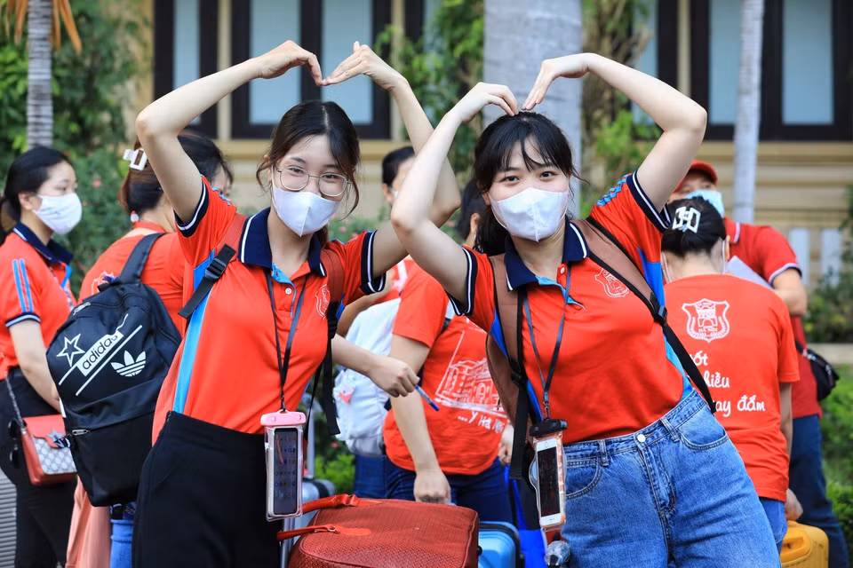 大学生们在前往平阳省之前的可爱画面。越通社记者 成达 摄