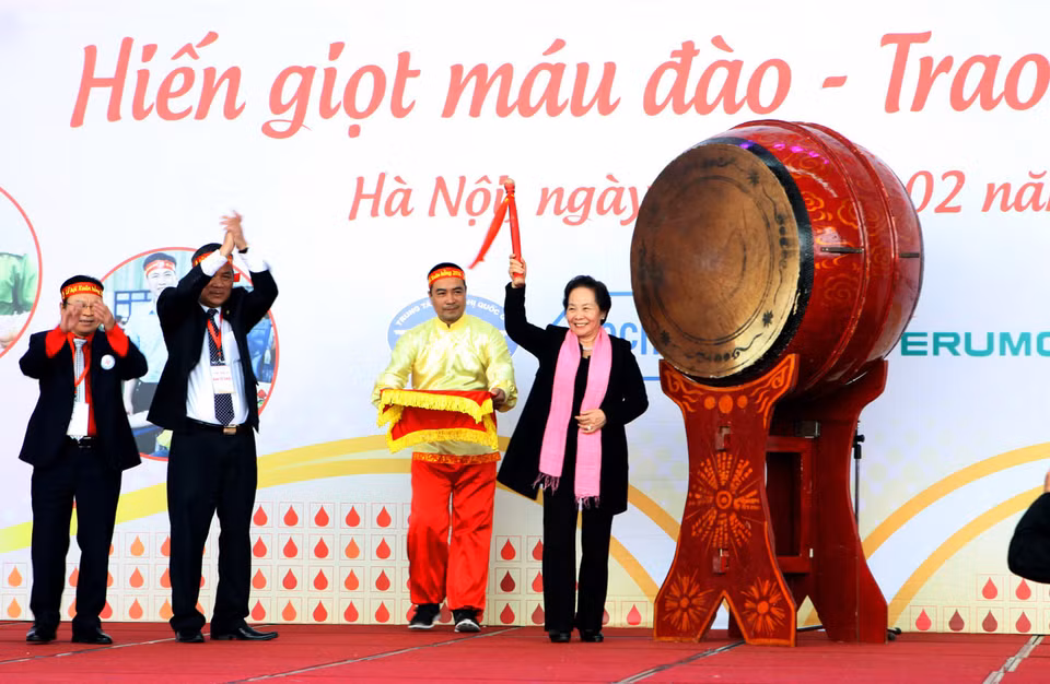 越南国家副主席阮氏缘出席，并擂鼓开幕。（图片来源：越通社）