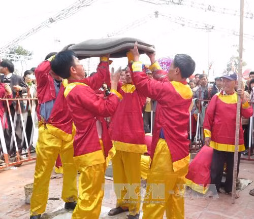 陈祠庙会期间举行的民间游戏。（图片来源：越通社）