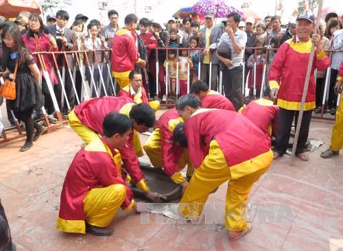 陈祠庙会期间举行的民间游戏。（图片来源：越通社）