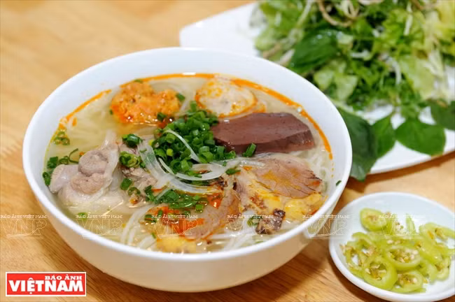 顺化牛肉米线是顺化人喜爱的家常小吃，也是国内外游客前来顺化古都时不可错过的美食（图片来源：越通社）