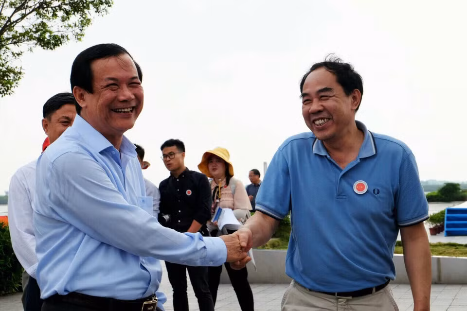 越南水产总局代局长阮玉威与中国水产科学研院南海水产研究所所长江世贵握手。越通社记者 祥安 摄