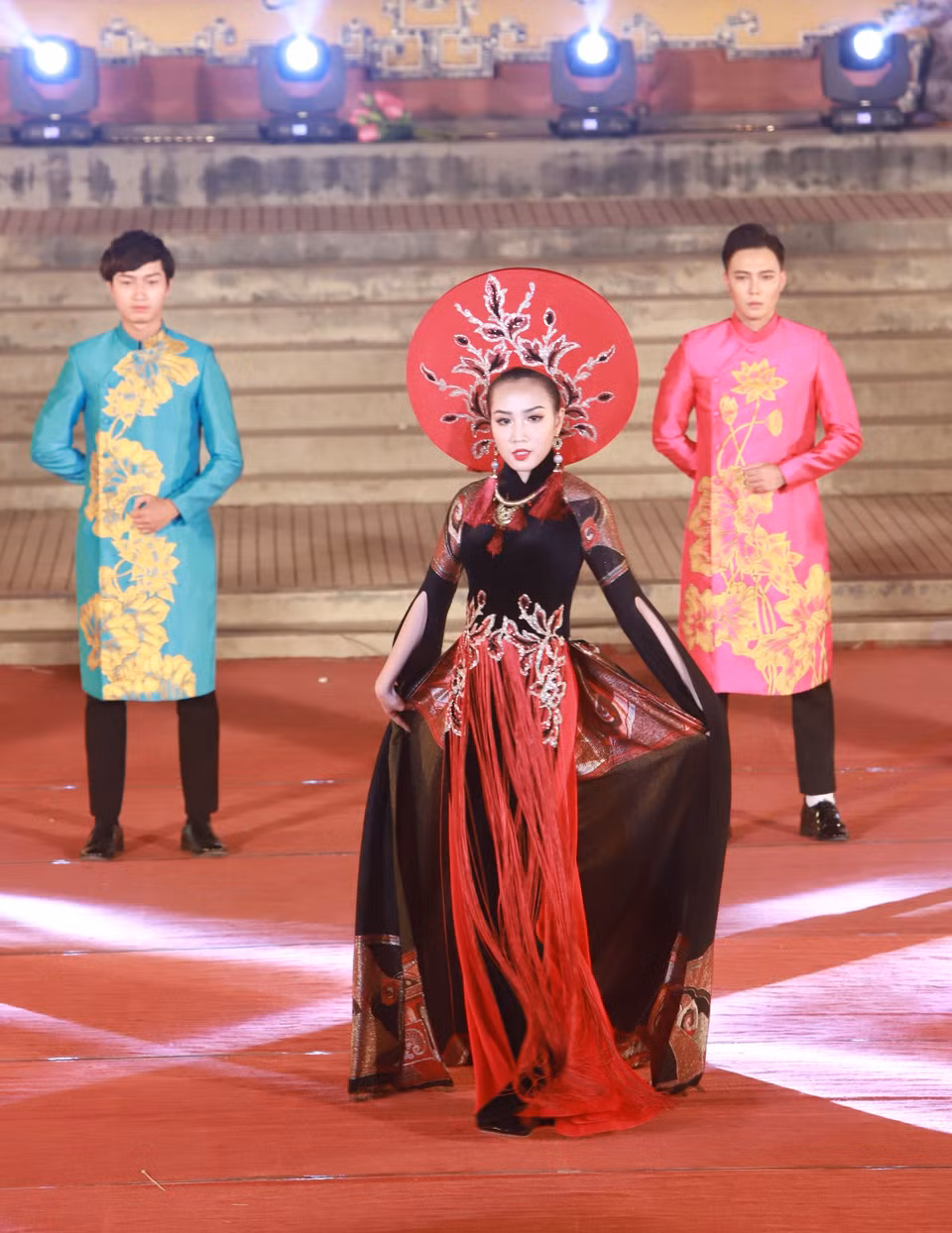 2018年顺化文化节期间，以“黄金顺化”为主题的奥戴服装秀精彩上演。越通社记者 黄雄 摄