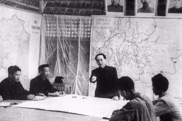 武元甲大将研究奠边府战役作战计划。（图片来源：Getty）