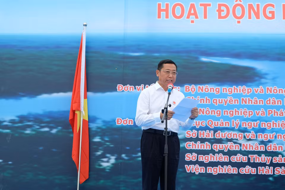 中国农业农村部渔业渔政局局长张显良在活动上发表讲话。越通社记者 祥安 摄 