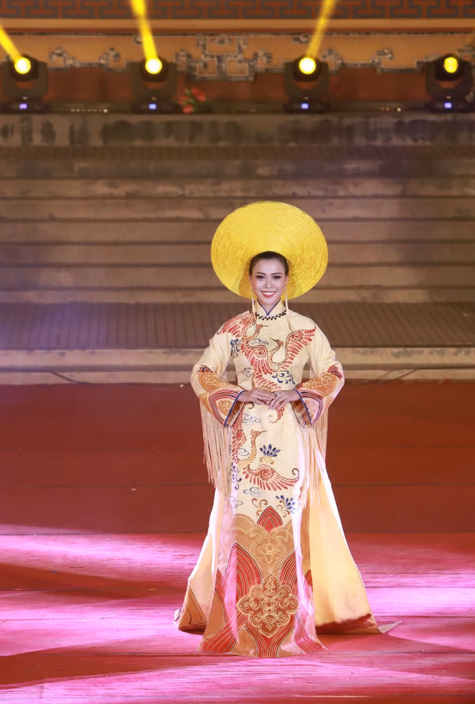 2018年顺化文化节期间，以“黄金顺化”为主题的奥戴服装秀精彩上演。越通社记者 黄雄 摄