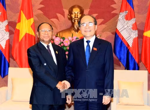 越南国会主席阮生雄会见柬埔寨国会主席韩桑。（图片来源：越通社）