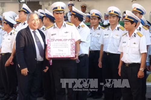 庆和省和海军某区司令部领导慰问赴长沙工作的战士们。（图片来源：越通社）