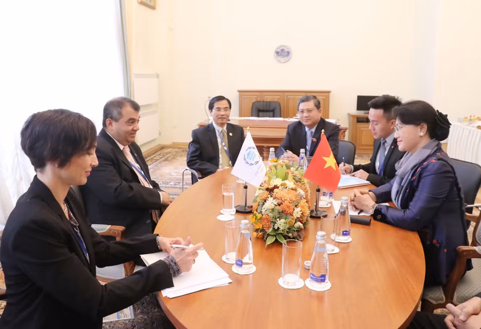 此前，越南国会主席阮氏金银在俄罗斯圣彼得堡市会见了各国议会联盟主席萨博·乔杜里。