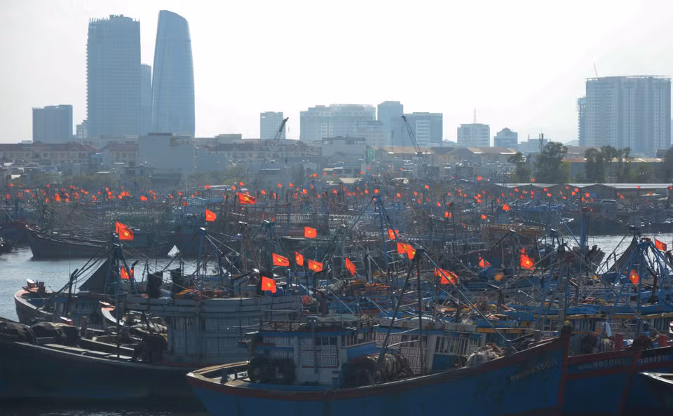 渔船都换上了新国旗，准备在新的一年启航。 图自越通社