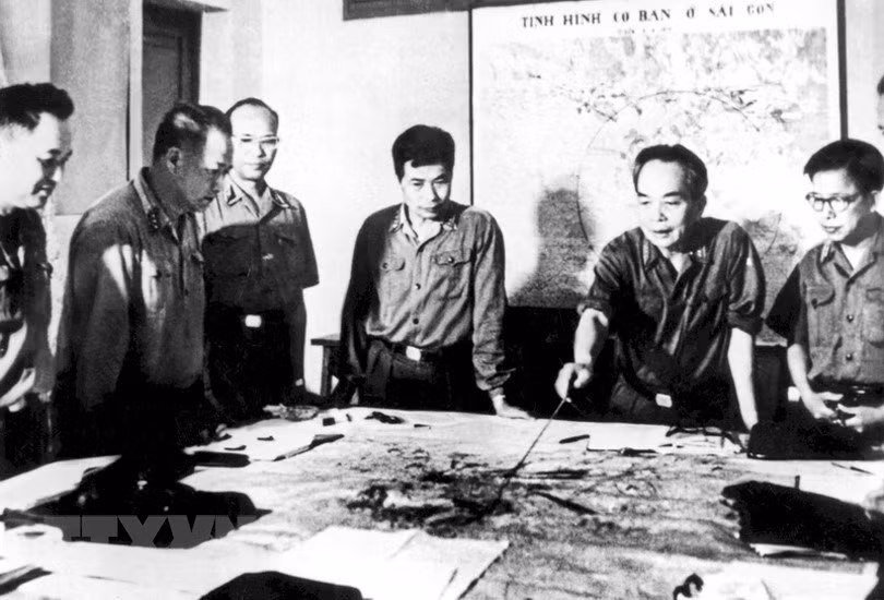 武元甲大将同中央军事委员会委员批准了1975年胡志明战役行动计划。图自越通社