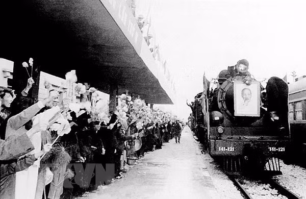 1977年1月4日，在首都人民的热烈欢迎下，从胡志明市发车的“统一”号列车进入河内火车站，标志着北南铁路线正式运营。越通社资料图