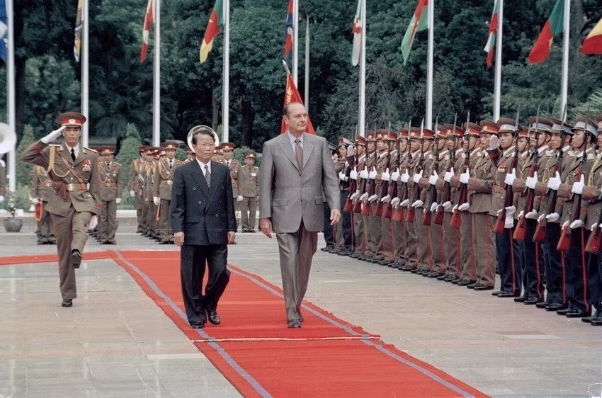越南国家主席陈德良主持仪式，欢迎法国总统雅克•勒内•希拉克（Jacques Chirac）对越南进行正式访问并出席从1997年11月12日至16日在河内举行的第七届越南法语国家国际组织峰会。图自越通社