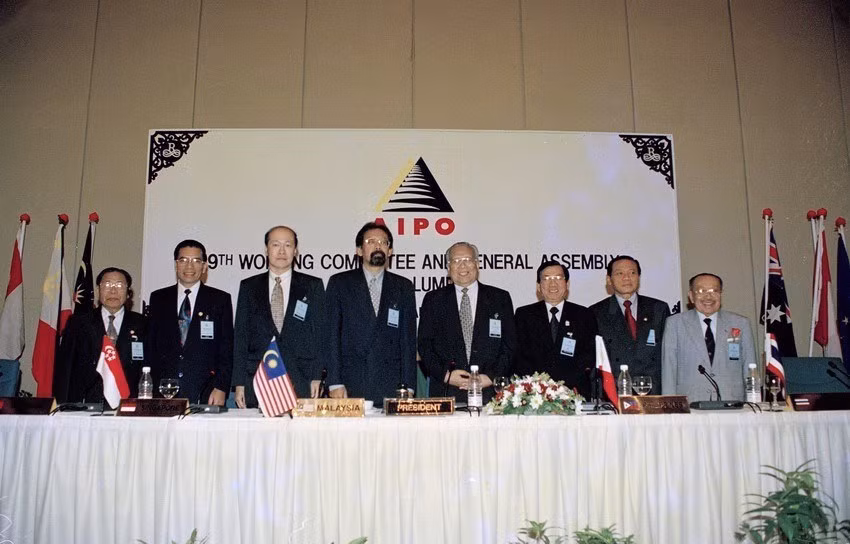 由越南国会主席农德孟率领的越南国会代表团从1998年8月24日至28日出席在马来西亚首都吉隆坡举行的第19届东盟议会联盟大会（AIPO）。图自越通社