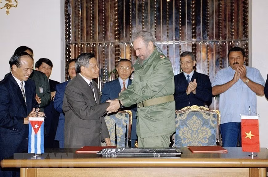 越共中央总书记黎可飘从1999年7月7日至14日对古巴进行正式友好访问。期间，双方在古巴首都哈瓦那签署越古联合声明，此后，黎可飘与古巴共产党中央委员会第一书记菲德尔•卡斯特罗合影。图自越通社