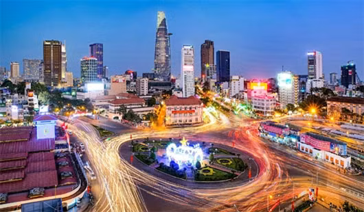 胡志明市中心的夜景。（图片来源：越南《人民军队报》）