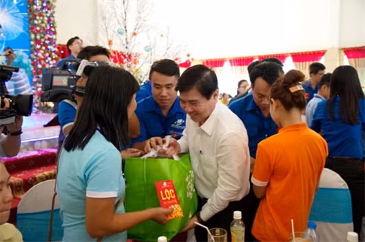 胡志明市领导人经常走访慰问贫困劳动者。（图片来源：越南《人民军队报》）