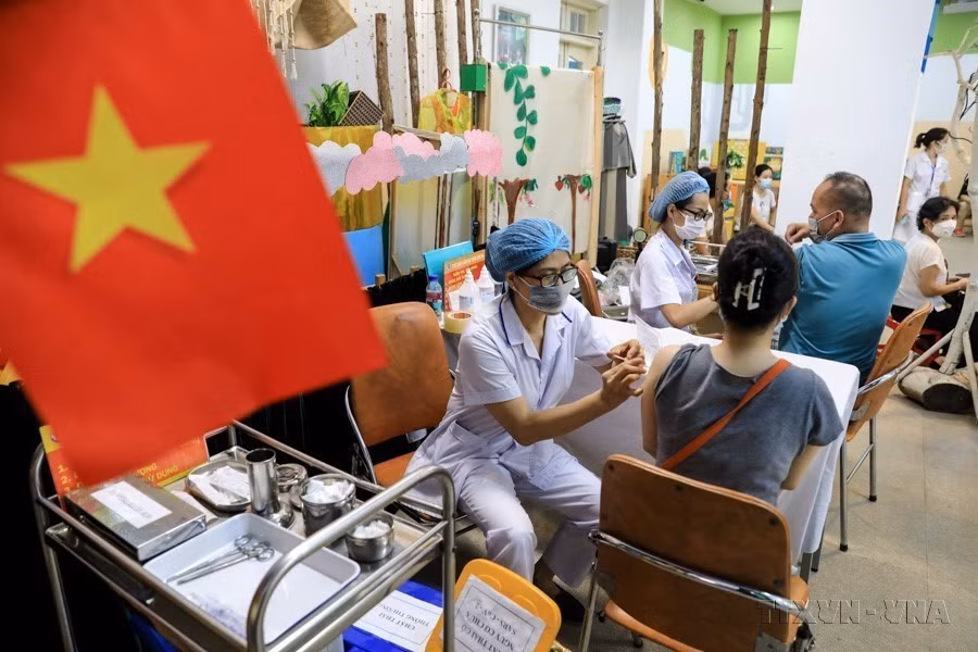越南是世界上新冠疫苗接种率最高的6个国家之一。图自越通社