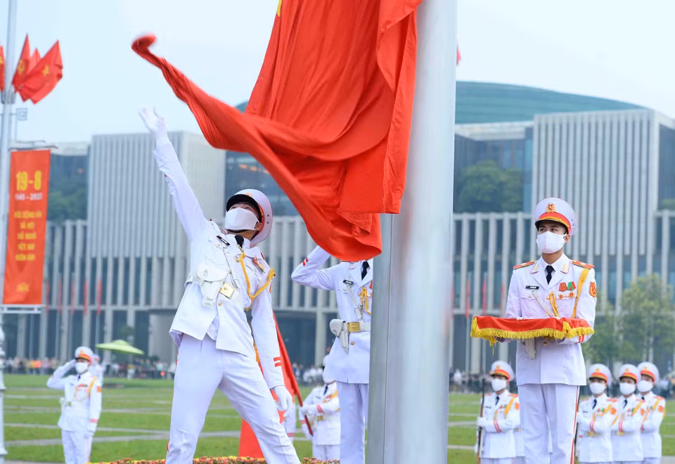 上午6时整，国歌响起，士兵以刚劲有力的动作把国旗抛出，其后国旗被拉上29米高的旗台。图自越通社