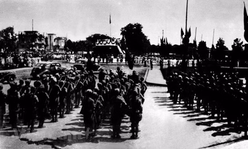 1945年9月2日，在历史性的巴亭广场上，在秋天的金色阳光中，胡志明主席宣读《独立宣言》，宣告越南民主共和国，今越南社会主义共和国诞生。除了向全世界宣告一个独立自由的越南已经诞生的特殊意义外，《独立宣言》还具有重大的历史和实践价值，体现了胡志明主席超越时代的智慧和视野。图为：资料图片