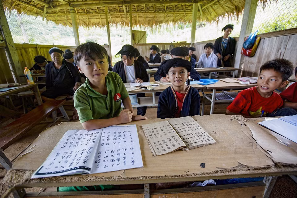 前瑶族儿童对瑶喃字培训班十分感兴趣。图自越通社