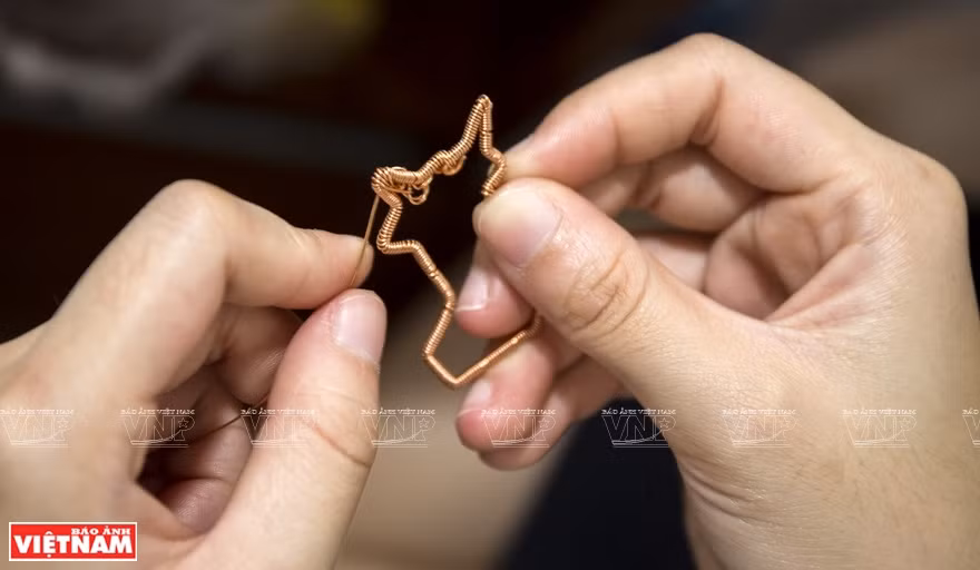 制作铜丝艺术品要求手工者灵活手巧、耐心细致。图自越南画报 
