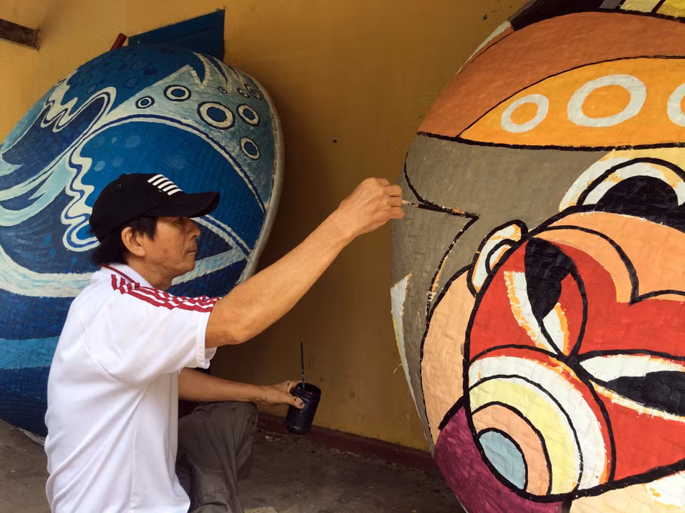 全国各地画家在竹篮船上创造五颜六色、颇具独特风格的绘画作品。越通社记者 杜长 摄