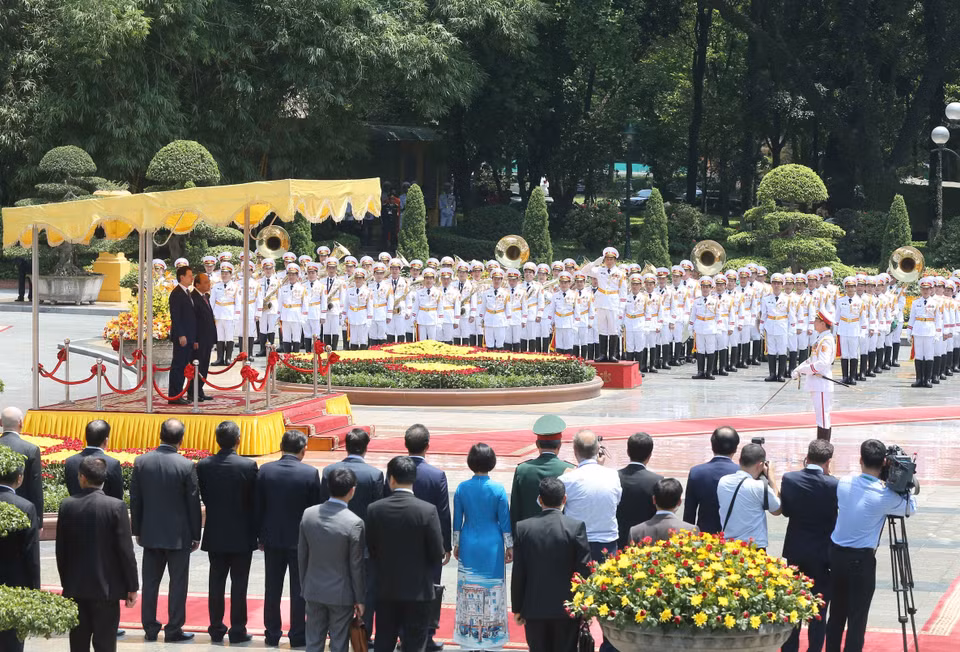 越南政府总理阮春福与意大利总理朱塞佩•孔特登上检阅台。军乐队奏越意两国国歌。图自越通社 