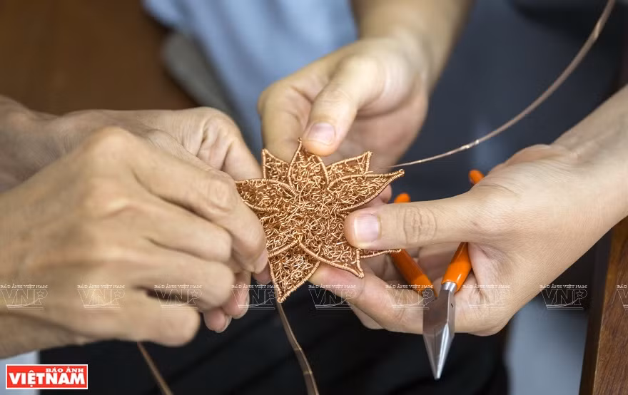 将无知的铜丝变成别具一格的艺术品。图自越南画报 