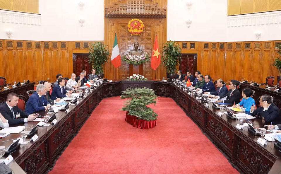 越南政府总理阮春福与意大利总理朱塞佩•孔特会谈场景。图自越通社 