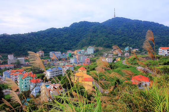 电视塔在1375米高的天二（Thiên Nhị）山山顶上。