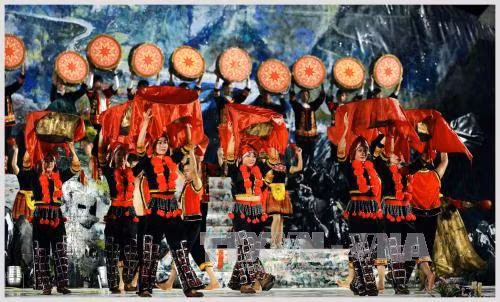 题为“岩石高原——万花争艳”的艺术晚会。（图片来源：越通社）