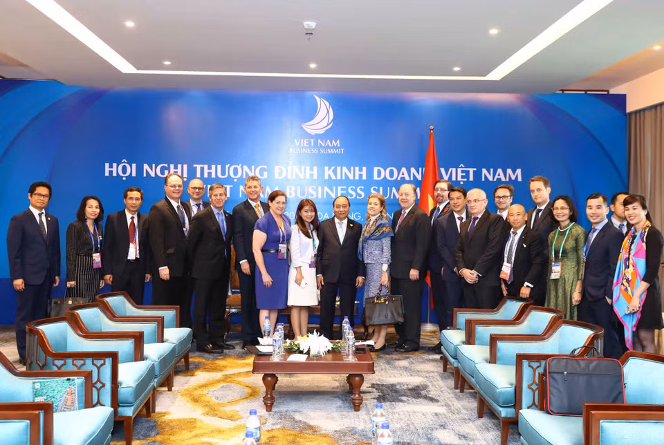 越南政府总理阮春福和美国亚太经济合作组织国家中心代表合影。（图片来源：越通社）