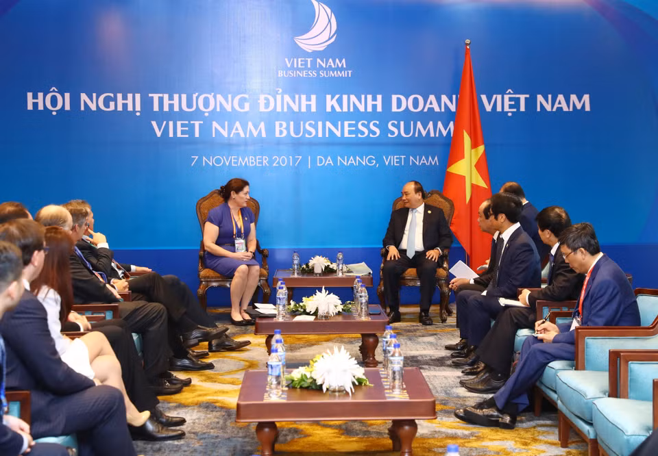 越南政府总理阮春福（右）会见美国亚太经济合作组织国家中心总监维利。（图片来源：越通社）