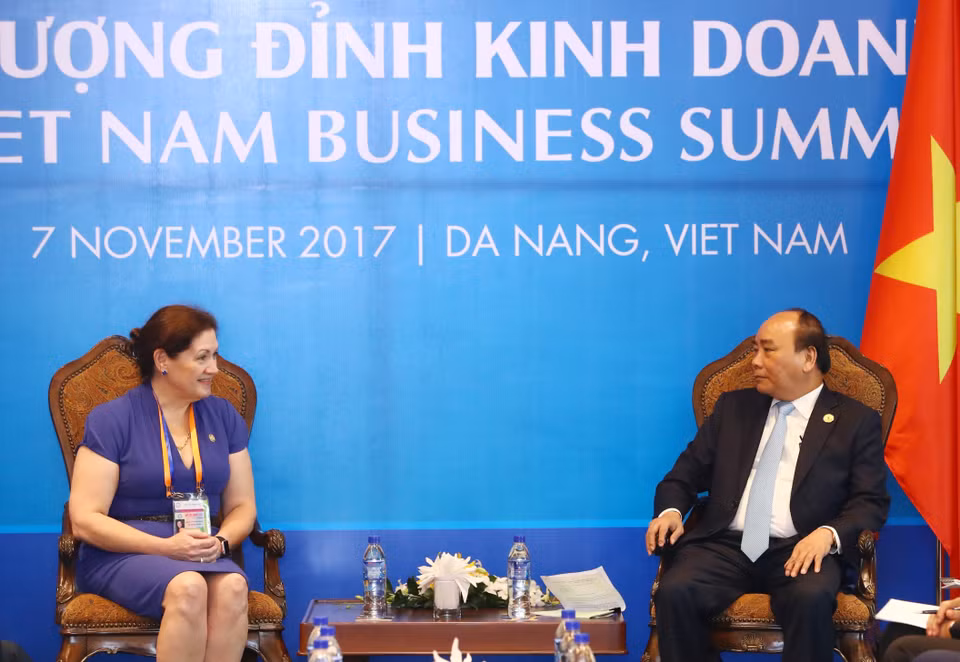 越南政府总理阮春福（右）会见美国亚太经济合作组织国家中心总监维利。（图片来源：越通社）
