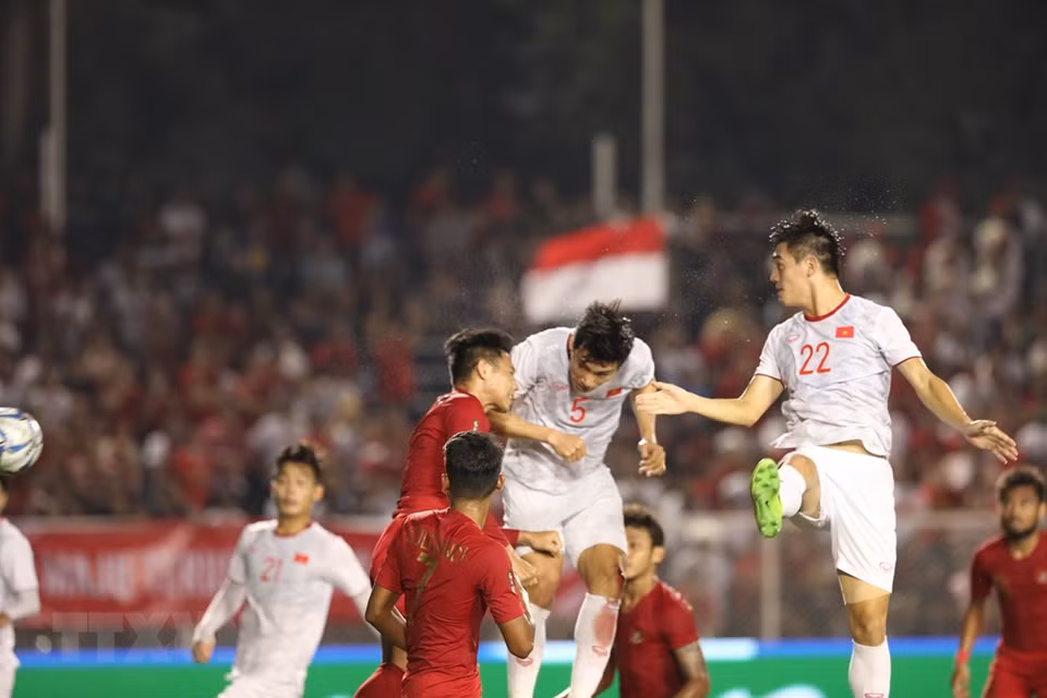 第38分钟，越南球员阮雄勇左侧任意球传中，段文厚跟进抢点甩头攻门得手。越通社记者 黄灵 摄