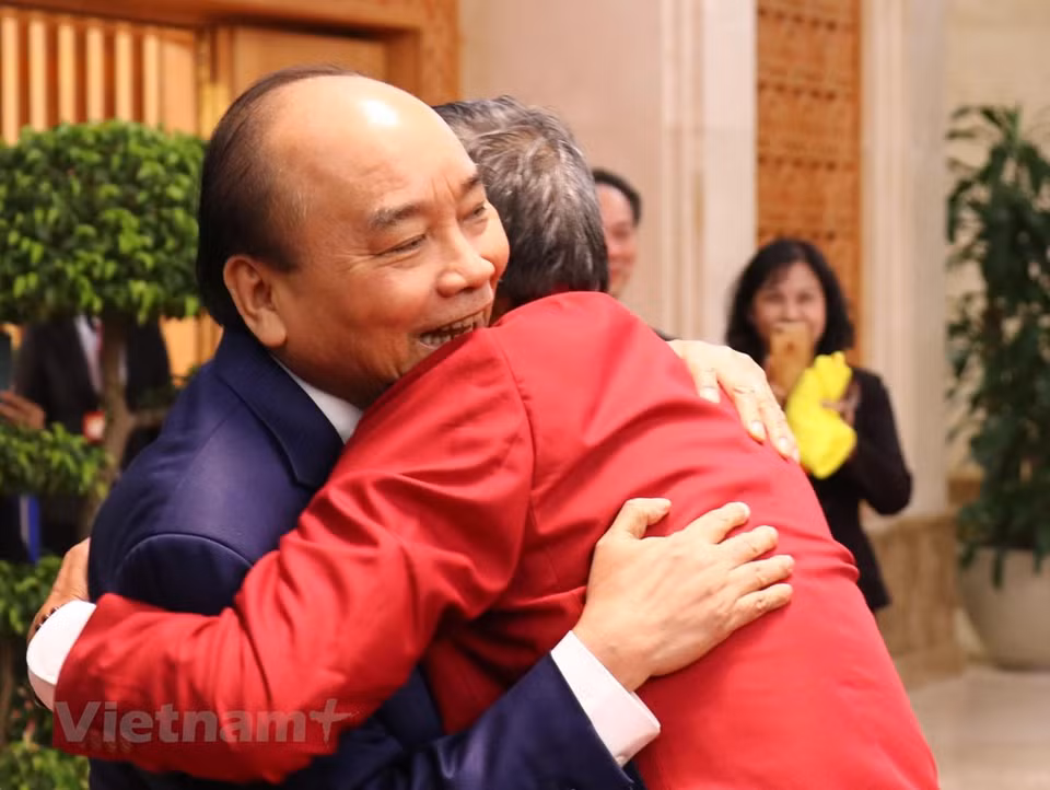 阮春福总理向越南女足球队主教练梅德终给予祝贺。越通社记者 原安 摄
