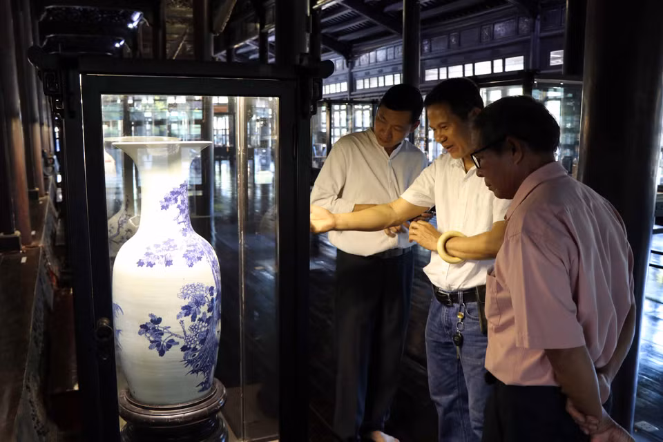 来顺化宫廷古董博物馆参观的游客。越通社记者 杜长 摄
