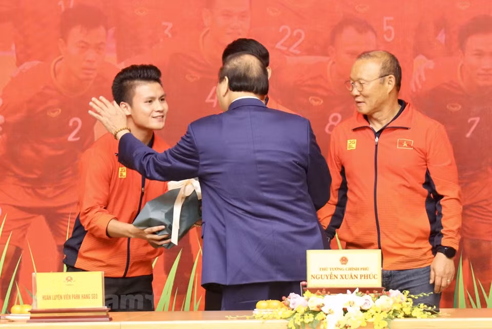 阮春福总理向前锋阮光海送花，鼓励他继续为国足做出贡献。越通社记者 原安 摄