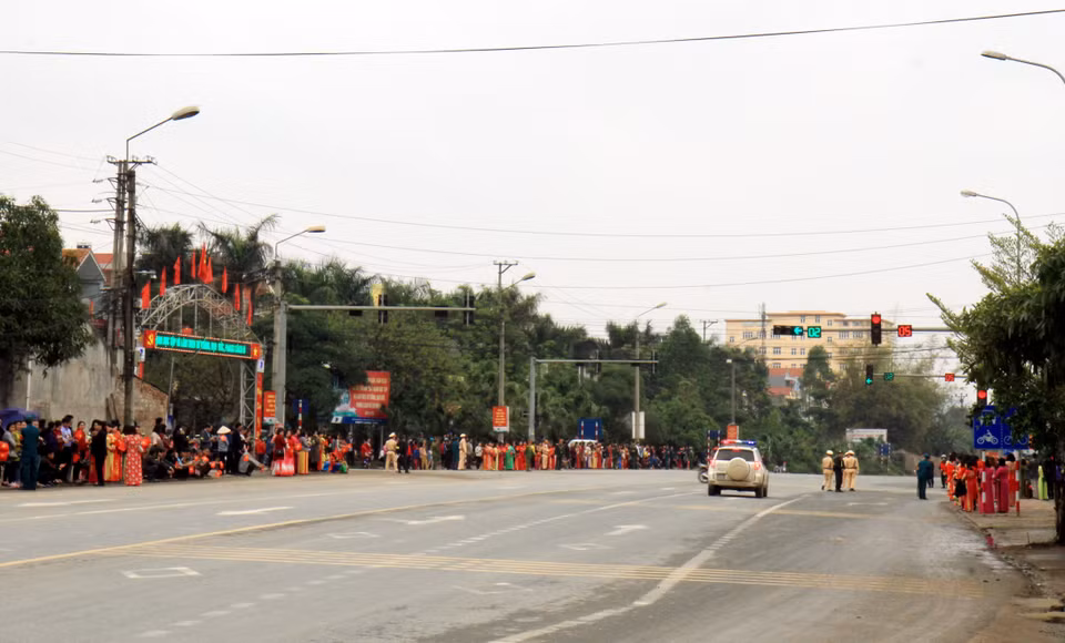 谅山省数千人带着鲜花和越南与朝鲜两国国旗聚集在从谅山市前往同登火车站的道路两边为朝鲜最高领导人金正恩送行。图自越通社