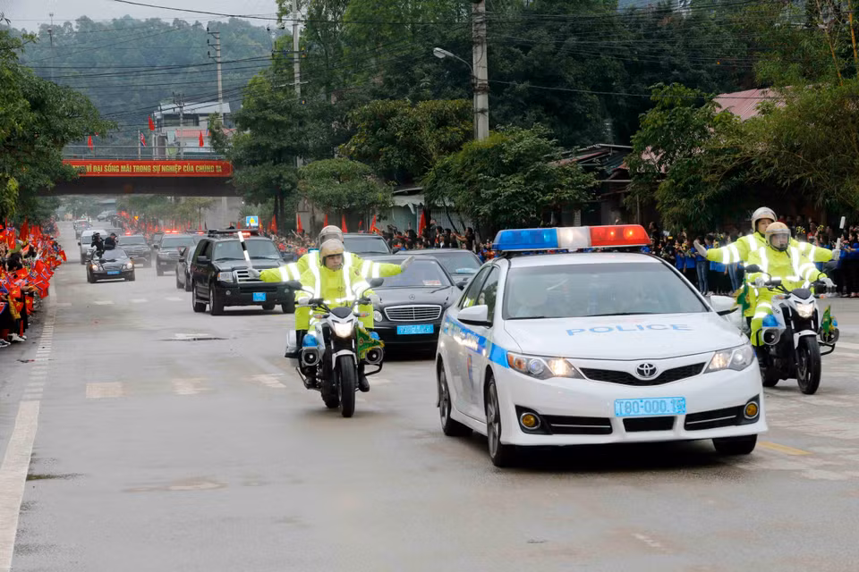 朝鲜最高领导人金正恩的车队抵达同登火车站。图自越通社
