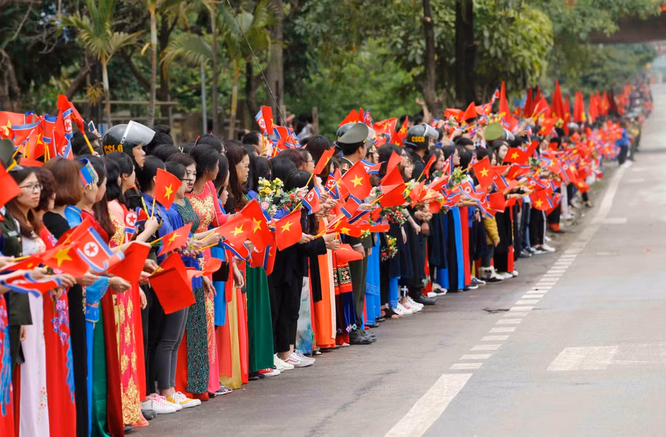 人民群众聚集在谅山省为朝鲜最高领导人金正恩送行。图自越通社