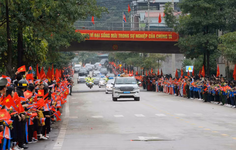 朝鲜最高领导人金正恩的车队抵达同登火车站。图自越通社