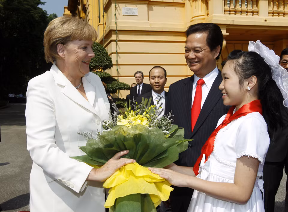 2011年10月11日上午在河内，越南政府总理阮晋勇欢迎德国总理安格拉•默克尔对越南进行正式访问。此后，两位领导举行会谈。越通社记者 德八 摄